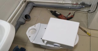 Установка напольного унитаза в Губкине: монтаж под ключ от СантехДомГбк от 5246 рублей.
